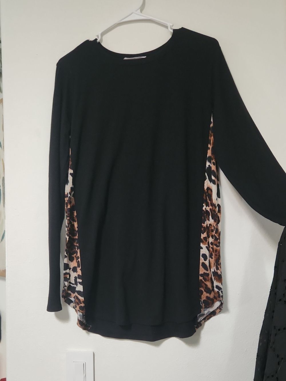 Lg Zenana Outfitters Black Long-Sleeve Tunic with Leopard Side Panels